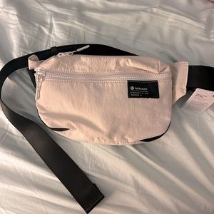 brand new with tags Lululemon clean lines belt bag limited edition